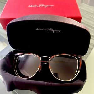 Salvatore Ferragamo gold/tortoise sunglasses 😎🤎